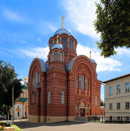 Никольский собор Хотьковского монастыря / Никольский собор, Большой пятикупольный краснокирпичный храм в русско-византийском стиле, построенный в 1899-1904 гг, сменил небольшую теплую церковь 1765-1768 гг.