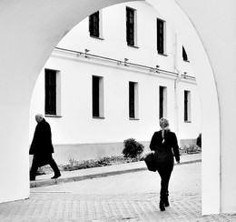 "Приду домой. Закрою двери..." / "Приду домой. Закрою двери.
Оставлю обувь у дверей.
Залезу в ванну. Кран открою.
И ... просто смою этот день ..."
В. Высоцкий