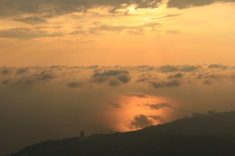 Между небом и землёй 2. / Съёмка морского заката с горы Ахун (г.Хоста) ББ был выставлен на &quot;Облачность&quot;,что дало более тёплый оттенок фотографии.