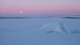 На рассвете / Волга, луна, март.