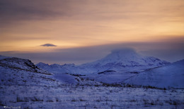 Укрывшись на ночь шапкой облаков. / Мы все никак не могли собраться в обратный путь, на базу. Стояли на краю плато, смотрели на закат и постоянно меняющийся вид приэльбрусья. И вот, наконец, даже старый Эль накрылся шапкой, готовясь ко сну ). Значит и нам пора....