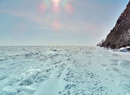 На светлой стороне / От отражения преломления лучей солнца от расположенного в хаосе льда на Байкале возникает красивое зрелище разноцветных бликов.