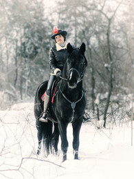 Наездница в зимнем лесу / Зима, конная прогулка