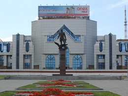 Мемориал Покрышкину. / Мемориальный сквер маршалу Покрышкину на площади Маркса в Новосибирске.