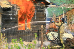 Немного о работе пожарных. / Пожарные тушат деревянный дом.