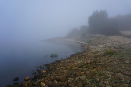 Утро на берегу Оки. / Каменистый берег Оки туманным утром.