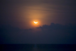 Закат Луны / Луна опускается в облака над Индийским океаном, Шри-Ланка