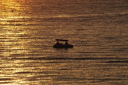 Прогулка по золотому морю. / Закат на море.