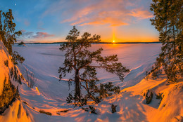 Световой столб солнца / Это был редкий закат. Редкий солнечными красками. Удивительно живописный. Именно в сильные морозы, по моим наблюдениям, бывает такой цвет. Плюс в этот вечер было редкое оптическое явление - световой столб солнца. 
Карелия. Ладожское озеро. 2018 год.
Камера PENTAX 645 Z и объектив HD PENTAX DA 645 28-45mm f/4.5 ED AW SR.