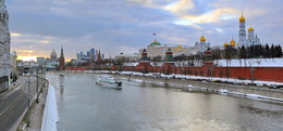 Кремлевская набережная ( Московские набережные) / Софийская и Кремлевская набережные.

Панорама из девяти снимков.