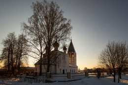 Сельский приход / Владимирская обл.,Ковровский район, село Осипово, вид на Дмитриевскую церковь.
