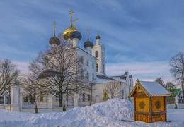 Церковь Воздвиженья Честного Креста Господня в Свердлове. / Церковь Воздвижения Честнаго и Животворящаго Креста Господня села Свердлово (Нового) Клинского уезда Московской губернии (ныне - Конаковский район Тверской области) была построена в 1800 г. вместо обветшавшей деревянной церкви силами прихожан крестьян, местных помещиков и торгово-промышленных людей.