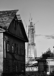 Городской контраст / Строящаяся башня Газпром в Санкт-Петербурге и ветхий дом