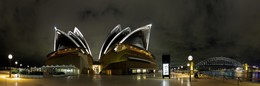 Ночной Сидней / Сиднейский оперный театр (англ. Sydney Opera House) — музыкальный театр в Сиднее, одно из наиболее известных и легко узнаваемых зданий мира, являющееся символом крупнейшего города Австралии и одной из главных достопримечательностей континента. Оперный театр признан одним из выдающихся сооружений современной архитектуры в мире и с 1973 года является, наряду с мостом Харбор-Бридж, визитной карточкой Сиднея. 28 июня 2007 года театр внесён ЮНЕСКО в список объектов Всемирного наследия[2].
Сиднейский оперный театр был открыт 20 октября 1973 года королевой Великобритании Елизаветой II.