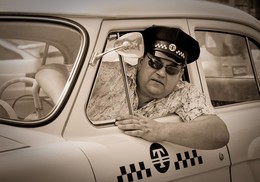 -Кто заказывал такси на Дубровку?.. / Николай, в прошлом таксист
Nikkor AF-S 18-70
Август 2010 года