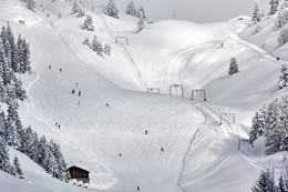 &nbsp; / Один из склонов горнолыжного курорта Ридеральп в Швейцарии. Очень много снега.