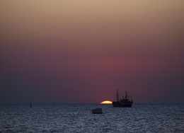 Солнце садится / Морской закат на рейде Севастополя