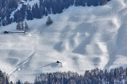 Причессанный снег / Альпы. Швейцария, д.Ридеральп
Непонятно появление борозд на снегу склона горы. Глубина снежного покрова 2-3 метра.