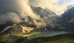 В лучах солнца / В горах Кавказа закат