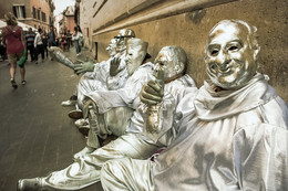 Люди стальные и остальные / Забавная группа вымогателей денег туристов...
Рим, Италия.