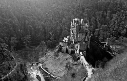 Освещённый солнцем / Замок Эльц (нем. Burg Eltz) — замок в земле Рейнланд-Пфальц близ Виршема в долине реки Эльцбах, отделяющей Майфельд от предгорьев Айфеля. Замок Эльц считается наряду с дворцом Бюрресхайм единственным сооружением в Айфеле, которое никогда не подвергалось захвату и не было разгромлено. Замок уцелел даже во время войн XVII и XVIII вв. и потрясений Французской революции