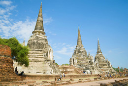 Солнечный день у древних ступ буддистского храма Wat Phra Si Sanphet / Солнечный день у древних ступ буддистского храма Wat Phra Si Sanphet. Аюттхая. Таиланд