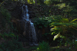 небольшой водопад / ботанический сад, Синтра, Португалия