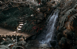 кусочек парка Монсерат / водопад, тонировка, ботанический сад Монсерат, Синтра, Португалия