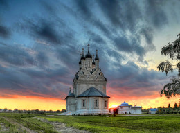 Храм Благовещения Пресвятой Богородицы в Тайнинском / В 1675 году по указу царя Алексея Михайловича, на месте деревянного храма началось строительство каменной церкви, которое завершилось в 1677 году