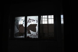 &nbsp; / In verlassenen Fabriken kann man oftmals solche Fenster antreffen, offene Wände zwischen Büroräumen und dem Produktionsbereich.