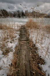 Оттаял старый пирс / На Пестовском водохранилище лед еще держится, но это не надолго.