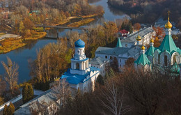 К заутрени / Служба в Святогорской Лавре начинается с 6.00 ежедневно.
Где-то с 5.30 громкий бас колокола заполняет утреннюю тишину бескрайних просторов ...
Святогорс, Донецкая область.
http://www.youtube.com/watch?v=DTMB40iwoH8