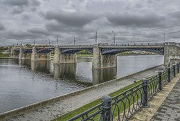 Тверь. Нововолжский мост. / Нововолжский мост (мост им. М. И. Калинина, мост им. С. М. Кирова, Новый мост, Бетонный мост) — автомобильный мост в Твери, через реку Волга. Находится в черте города, между Комсомольским и Тверским проспектом. Краткое название, используемое местными жителями, — Новый мост, в противопоставление Старому мосту (Староволжский мост). Построен в 1953—1956 годах.
При строительстве были использованы старые чугунные пролёты середины XIX века от бывшего Благовещенского моста, который ранее находился в Ленинградe. Сдан в эксплуатацию 3 ноября 1956 года. Мосту предполагалось дать название в честь М. И. Калинина, были отлиты и установлены картуши с вензелями «МК» на быках моста, однако это название не прижилось.