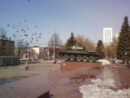 Весна опаздывает. / Памятник Уральскому Добровольческому корпусу .