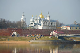 **Кремль Великого Новгорода апрельским днем / Кремль Великого Новгорода апрельским днем. Россия