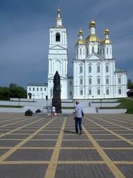 Арзамас,церковь Благовещения Пресвятой Богородицы / Благовещенская церковь – одно из красивейших в городе храмовых сооружений с барочными декоративными деталями. Высокая, двухэтажная, она имела высокие апсиды, пять глав на высоких барабанах. В сентябре 1859 г. было завершено золочение большой главы, а к маю 1869 г. позолочены уже все главы и кресты. Среди храмов, построенных в период «золотого века» Арзамаса, особо выделялась элегантного силуэта и изысканных пропорций приходская шестипрестольная церковь Благовещения Пресвятой Богородицы. Постройка церкви была начата в 1775-м и завершена в 1788 году. Возведённая на месте двух ранних церквей (деревянной холодной в честь Благовещения и каменной тёплой во имя трёх вселенских святителей – Василия Великого, Григория Богослова и Иоанна Златоуста). Как сообщается в церковной летописи от 1886 г., . Строительство шло на средства богатых прихожан и по инициативе дворянина Ивана Михайловича Булгакова. Он же пожертвовал храму украшенное серебром и золотом напрестольное Евангелие (издание 1628 г.) весом около двух пудов. Поэтому его хранили в алтаре в особой стеклянной нише и за Богослужением не употр... ли. Все прихожане принимали участие в грандиозном строительстве. Даже молодые девушки выражали свое усердие тем, что по вечерам после работы натаскивали для каменщиков кирпичи, чтобы тем самым ускорить постройку. Строительство новой каменной двухэтажной Благовещенской церкви, положило начало строительству двадцати пяти церквей города в его «золотой век». Считалась самой богатой,называли её купеческой. Крупная двухэтажная кирпичная церковь в стиле барокко, сооружённая в 1775—1788 гг. Четырёхстолпный храм, увенчанный пятью световыми восьмигранными барабанами, с прямоугольным алтарём и притвором с высокой колокольней. Основной объём по архитектурному облику близок к собору Саровской пустыни и зданиям его круга. Внизу был тёплый Трёхсвятский храм (1774) с Никольским и Параскево-Пятницким приделами, вверху летний Благовещенский с Предтеченским и Михаило-Архангельским приделами. Закрыта в 1929, купола и колокольня сломаны, использовалась в хозяйственных нуждах. В 2004 г. возвращена верующим, реставрируется, перед храмом стоит памятник на котором написано&quot;&quot;Славному сыну Земли Нижегородской Первосвятителю Русской церкви Святейшему Сергию Патриарху Московскому и всея Руси от благодарных арзамасцев&quot;,установлен недавно