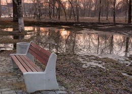 Вроде бы потеплело / Вроде бы потеплело, но на скамейке ещё никто не сидит