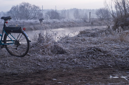 Вроде бы потеплело / весна река велосипед