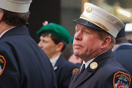 Так взгляни ж на меня, хоть один только раз ... / На параде в день Св. Патрика в колонне Нью-Йоркских пожарных объектив поймал забавное выражение на лице брандмастера.