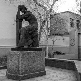 Связь через сны / Москва. Памятник