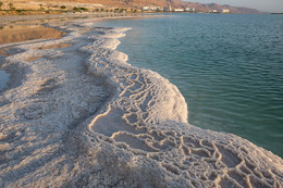 причуды природы / Узорчатая дорожка из соли Мёртвого моря.