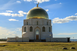 Памятный знак в честь принятия ислама в Булгаре / Булгар, Республика Татарстан. Памятный знак в честь принятия ислама Волжской Булгарией в 922 году.