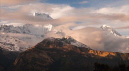 Предзакатный свет / Непал. Слева - Аннапурна Южная 7219м, справа - Хинчули 6441м.