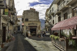 Улица в городке Чефалья / Курортный городок Чефалья в Сицилии. Городок стоит на этом месте со времён Древнего Рима. Снимок из архива.