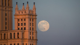 Луна такая предмайская ... / Луна перед майскими праздниками. Вид из Зарядья.