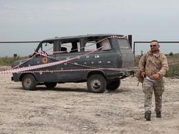 Киношка про войнушку / Наткнулся случайно сегодня на реквизит какого-то боевика. 
На эмблемах брошенной военной техники изображен черный орел на красном фоне - вроде, Албания...
На вывеске бутафорского аэропорта - PRISTINA, поискал в интернете - Косово...
[url=https://postimg.cc/image/bogemnw1n/][img]https://s33.postimg.cc/8ud997tvj/IMG_9401.jpg[/img][/url]
[url=https://postimg.cc/image/7fbokivd7/][img]https://s33.postimg.cc/3vpqupsnj/IMG_9406.jpg[/img][/url]
Краткая справка:
С 12 июня 1999 по 2003 аэропорт «Слатина» города Приштина находился под контролем российских войск:
http://ymorno.ru/index.php?act=Print&amp;client=printer&amp;f=201&amp;t=58860
https://fishki.net/anti/2316334-marsh-brosok-na-slatinu.html
В апреле 2003 года российский контингент был выведен из Косова.
[url=https://postimg.cc/image/9jw1lsrwr/][img]https://s33.postimg.cc/mba7sb1ov/IMG_94141.jpg[/img][/url]
Вот, нашел:
фильм "Шаг в бездну", режиссер Дмитрий Аверин.
https://vk.com/public153910302
[url=https://postimg.cc/image/v6b22p8fv/][img]https://s33.postimg.cc/6psw887pb/IMG_9416.jpg[/img][/url]