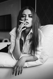 339 / *курение вредит вашему здоровью

фото: Марина Щеглова 
модель: Александра Чащина 
макияж, волосы: Екатерина Бекренёва