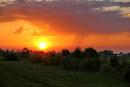 Полесский закат / нахмурилось перед закатом.кое где прошел дождик.а потом на исходе дня заглянуло из под туч такое солнце. снято из окна дизеля. поэтому качество не то....