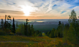 Сверкает свет сквозь облака / Утренний пейзаж