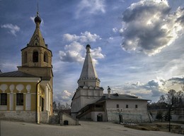 В Успенском монастыре / Старицкий Успенский монастырь. Колокольня (1685 г.) над усыпальницей святителя Иова и шатровая церковь Введения во храм Пресвятой Богородицы (1569-84 гг)